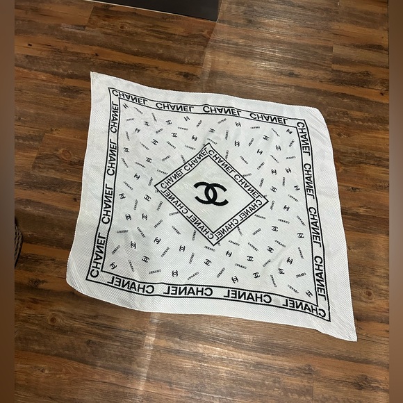 Chanel Logo signature Pleated scarf. Size 31”/31” - Picture 2 of 2